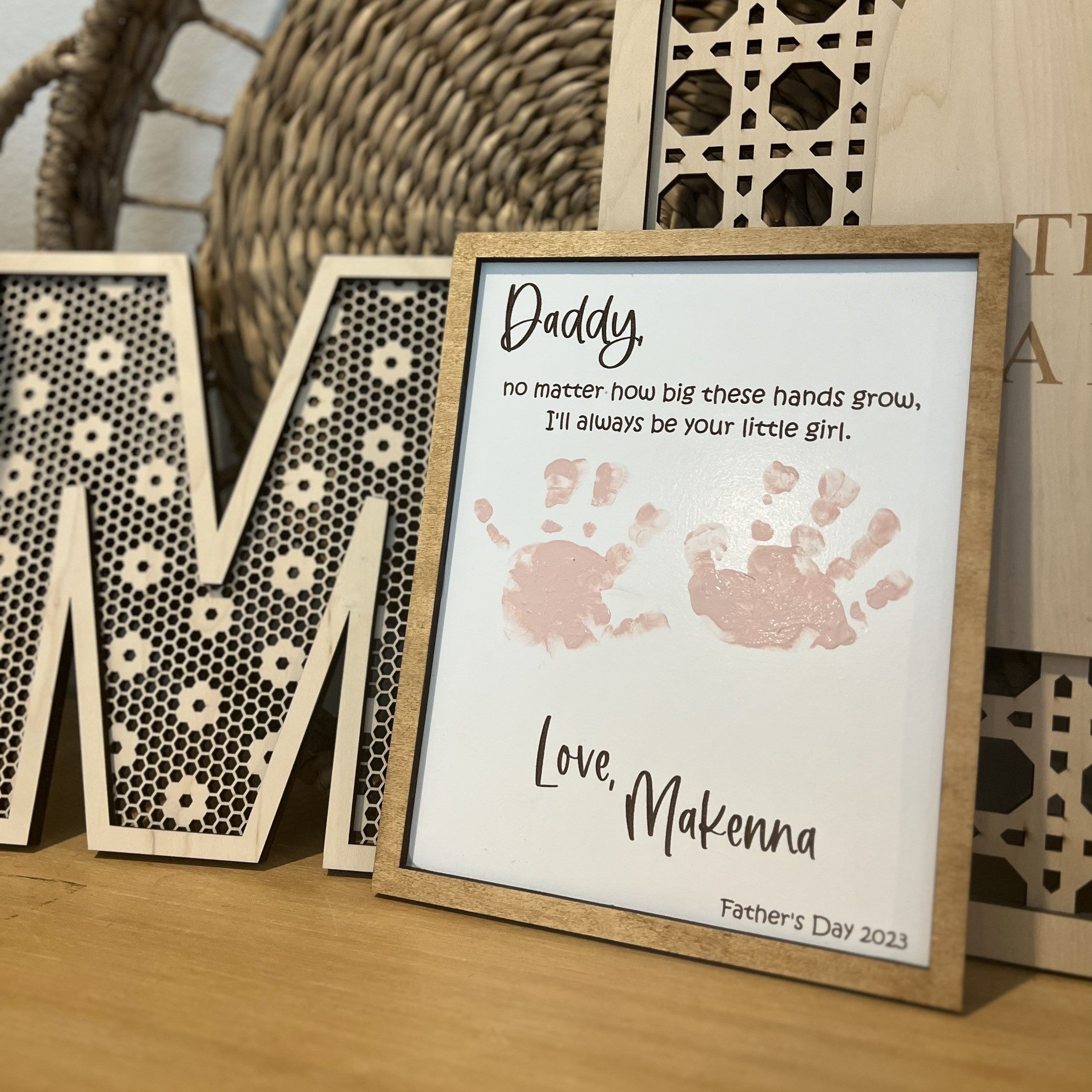 Personalized Wooden Handprint Sign Gift for Dad - Father's Day Plaque HN590 - 2-Layered Wooden Plaque With Stand BCF fix GradoCreations